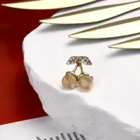 Брошь &laquo;Наливная вишенка&raquo;, белая в жёлтом золоте