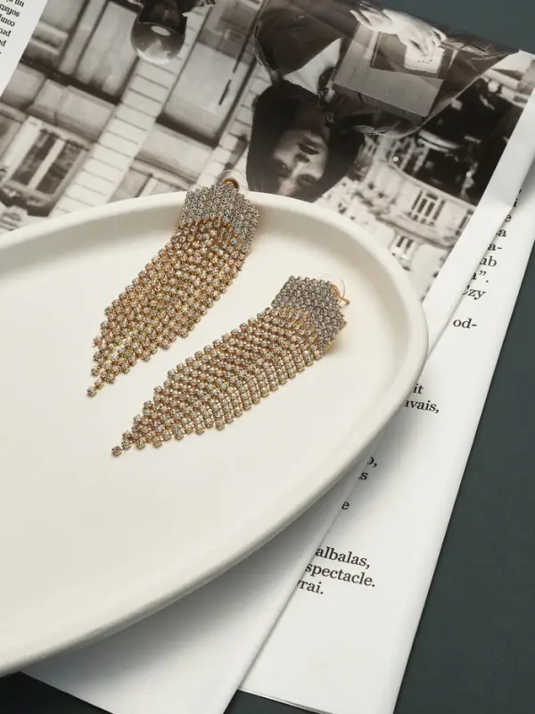 Серьги висячие со стразами &laquo;Водопад&raquo;, мягкий ромб, белые в серебре