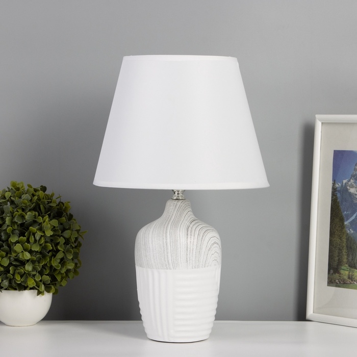 Лампа настольная Лампа настольная "Строгие линии" 1х40Вт Е27 белый/серый 25х25х40см
