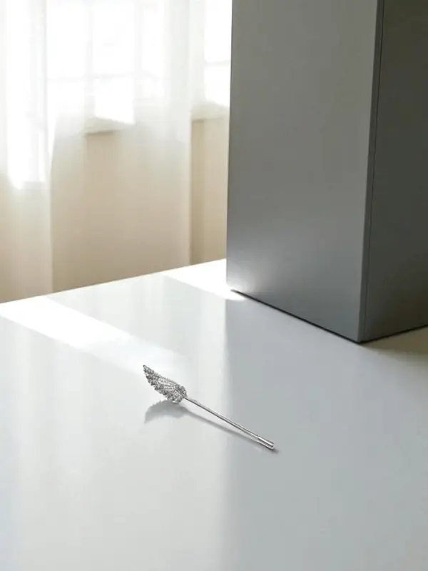 Булавка &laquo;Крыло&raquo;, 9&times;1 см, белая в серебре