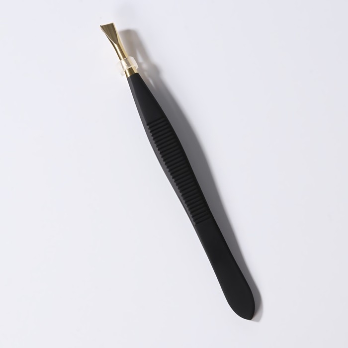 Пинцет скошенный, узкий, 8,5 см, цвет чёрный/золотистый Пинцет скошенный, узкий, 8,5 см, цвет чёрный/золотистый