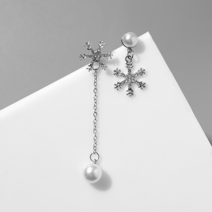 Новый год! Серьги с жемчугом «Снежинки», асимметрия, цвет белый в серебре Новый год! Серьги с жемчугом «Снежинки», асимметрия, цвет белый в серебре