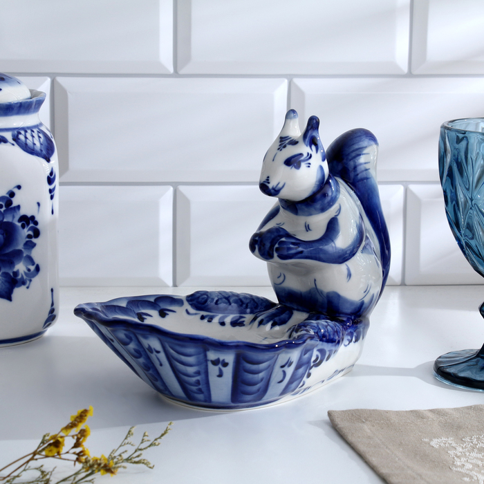 Орешница «Белочка», 23,5х16 см, гжель Орешница «Белочка», 23,5х16 см, гжель