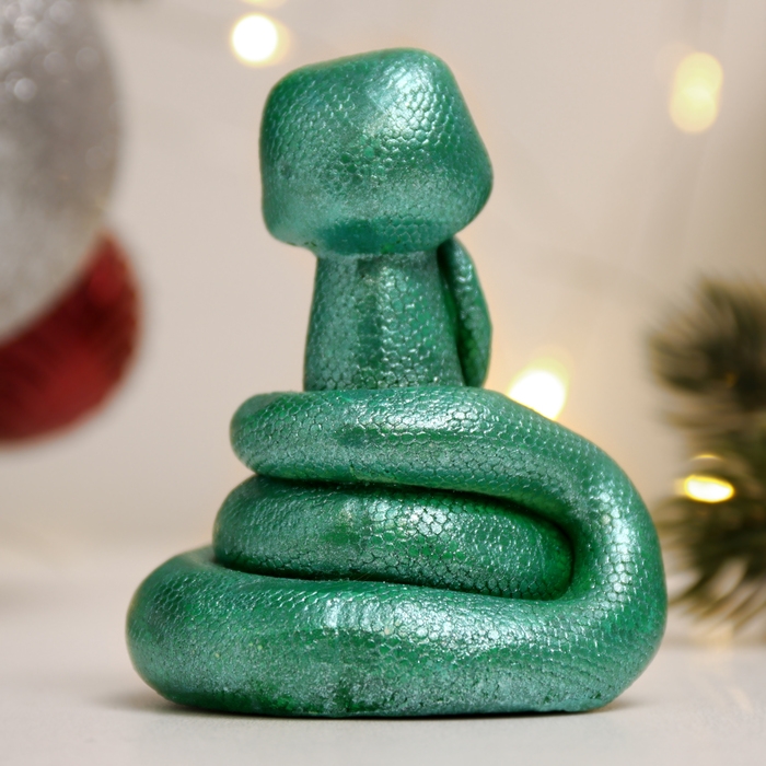 Новый год. Символ 2025. Фигура Новый год. Символ 2025. Фигура "Змейка мечтает" изумрудный, 6х6см