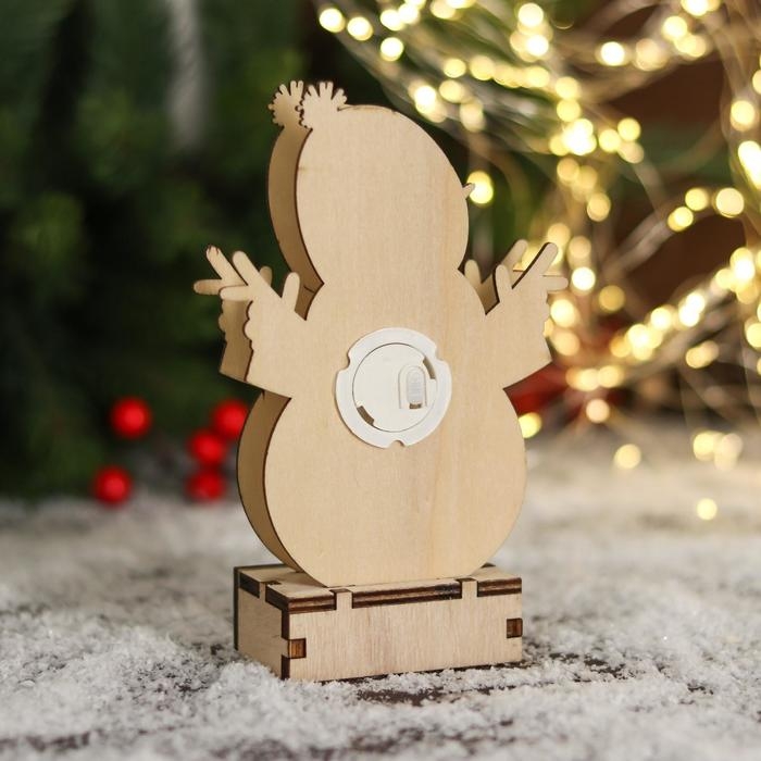 Фигурка новогодняя свет  Фигурка новогодняя свет "Снеговик в шапочке с помпончиками" 10х16 см