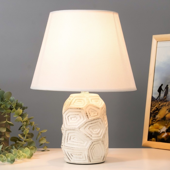 Настольная лампа "Бриана" Е14 40Вт белый 22,5х22,5х35 см