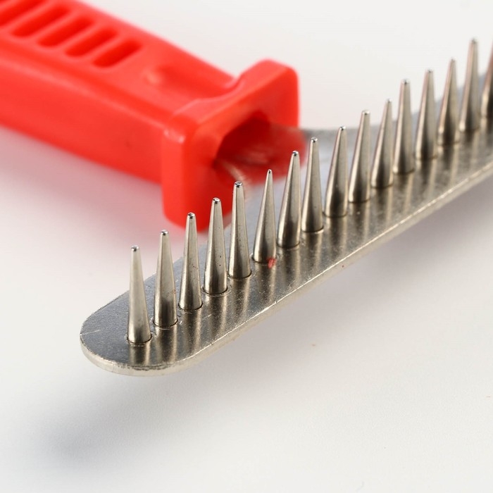 Расчёска-грабли с конусообразными зубьями, 11 х 15,5 см , красная Расчёска-грабли с конусообразными зубьями, 11 х 15,5 см , красная