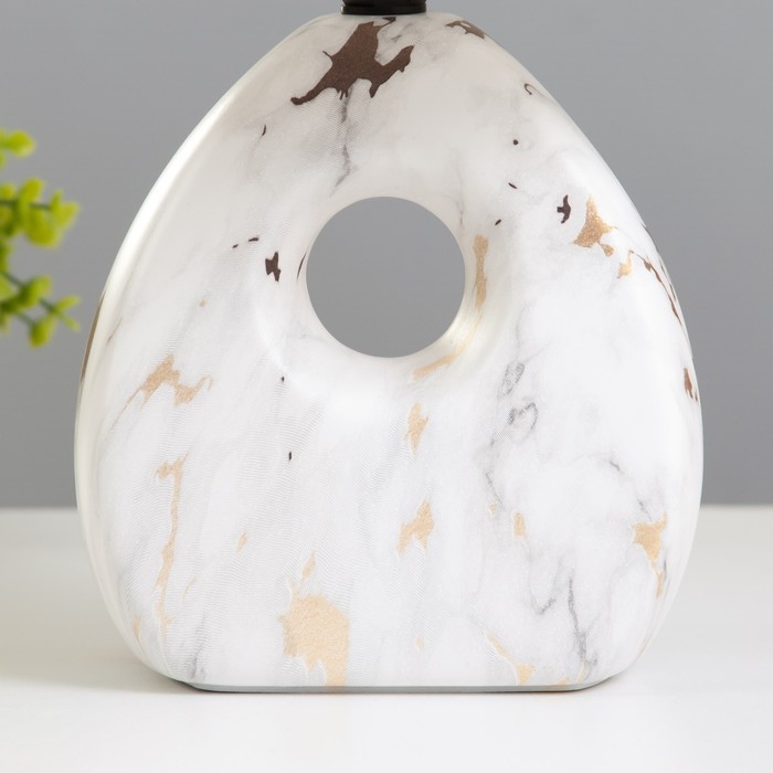 Настольная лампа Настольная лампа "Аморет" E14 40Вт белый-золото 20х20х30 см RISALUX