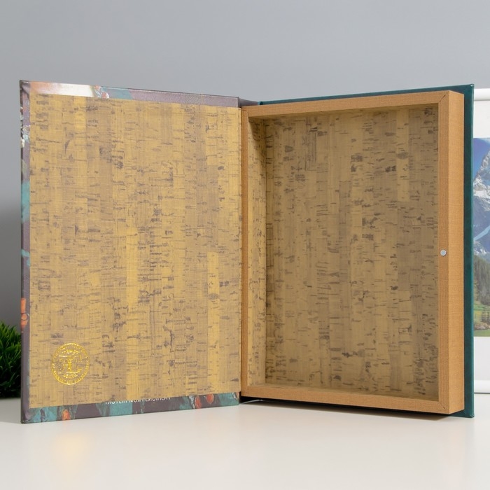 Шкатулка-книга дерево, кожзам Шкатулка-книга дерево, кожзам "Историческая мода" 28,5х22х4 см