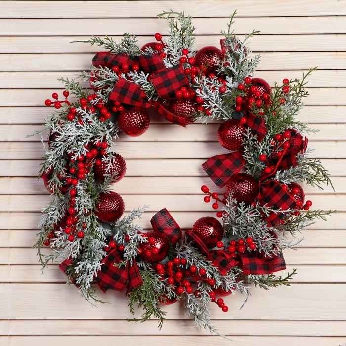 Венок новогодний d- 37 см  Венок новогодний d- 37 см "Уютная сказка" клетчатые ленты веточки шары