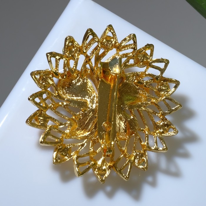 Брошь &laquo;Бабочка&raquo; на цветке, цвет бело-красный в золоте