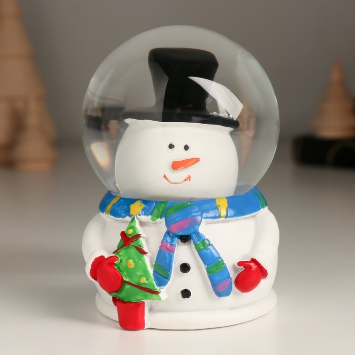 Сувенир полистоун водяной шар свет Сувенир полистоун водяной шар свет "Снеговик с ёлочкой в шлеме-пузыре" 6,5х6,7х9,5 см
