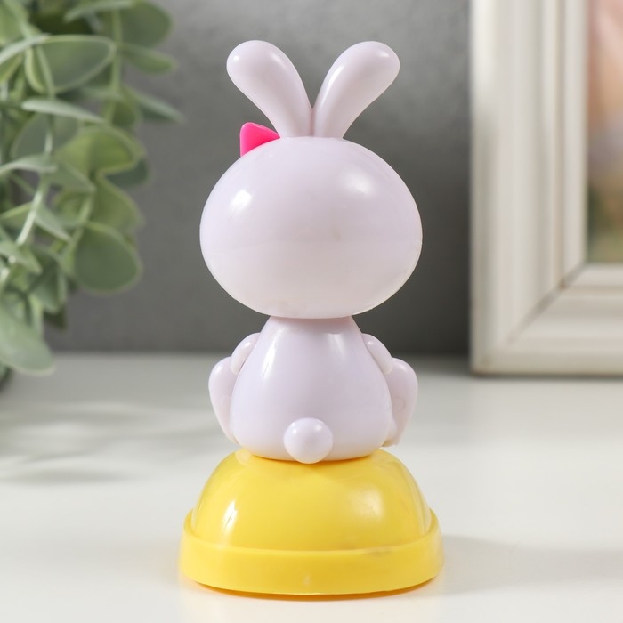 Маятник пластик от солнечной батареи Маятник пластик от солнечной батареи "Зайчик с бантиком и пасхальным яйцом" 5,3х6,1х10,5 см 991069