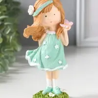 Сувенир полистоун "Малышка в зелёном платье с цветами, с бабочкой на ладоне" 7,5х5х15,5 см   1092989