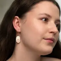 Серьги с эмалью &laquo;Лапка&raquo;, кота, розово-белые в золоте