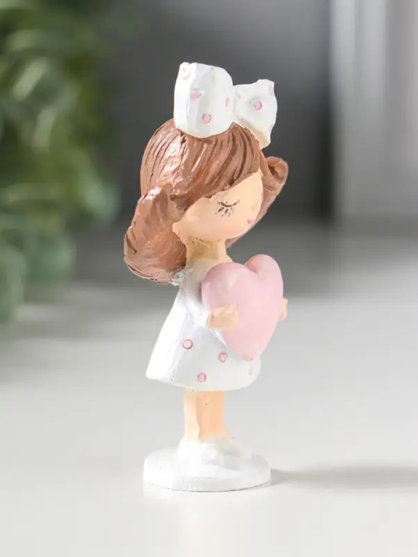 Сувенир полистоун "Девочка с большим бантом в волосах, держит сердце" 4,7х3х9 см