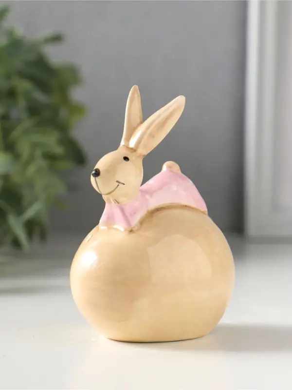 Сувенир керамика "Зайчик в розовой пижамке на яйце" 7х5,4х8,6 см