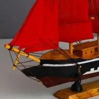 Сувенирная модель корабля &laquo;Флора&raquo;, борта чёрные с белой полосой, паруса алые, 32&times;6.5&times;31 см