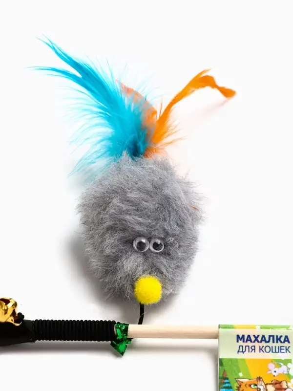 Дразнилка - удочка &laquo;Мышка с колокольчиком и перьями&raquo;. на деревянной палочке, серая