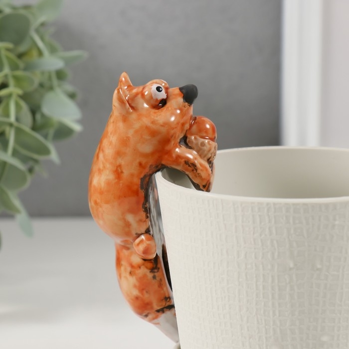 Сувенир керамика на кашпо  Сувенир керамика на кашпо "Белочка с жёлудем" 4,9х4,4х11 см