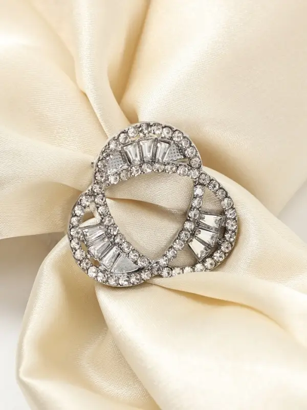 Зажим для платка &laquo;Три нити&raquo;, белый в серебре