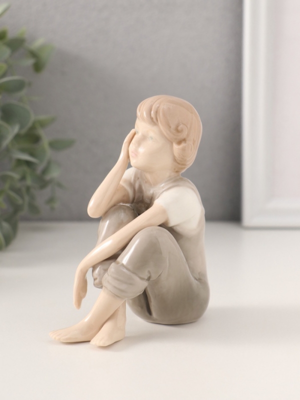 Сувенир керамика  Сувенир керамика "Мальчик в комбинезоне сидит скрестив ноги" 4x8x10 см