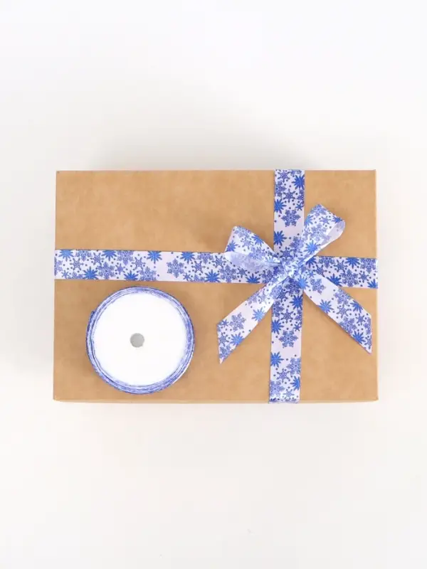 Лента атласная &laquo;Объёмные снежинки&raquo;, 25 мм, 5 м, белая