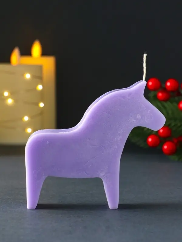 Декоративная свеча новогодняя &laquo;Лошадка&raquo;, 10.5&times;10 см, фиолетовый