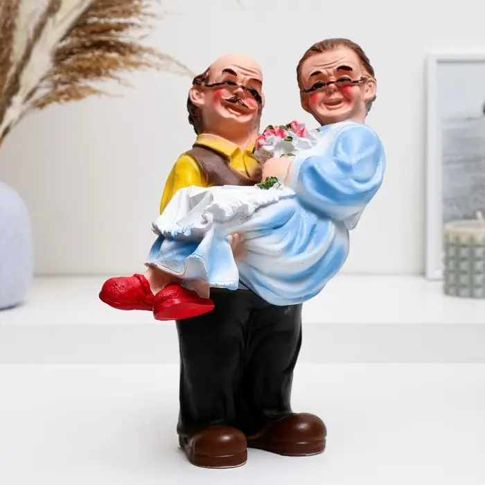 Фигурка полистоун &laquo;Дед с бабкой на руках&raquo;, 27&times;22&times;14 см