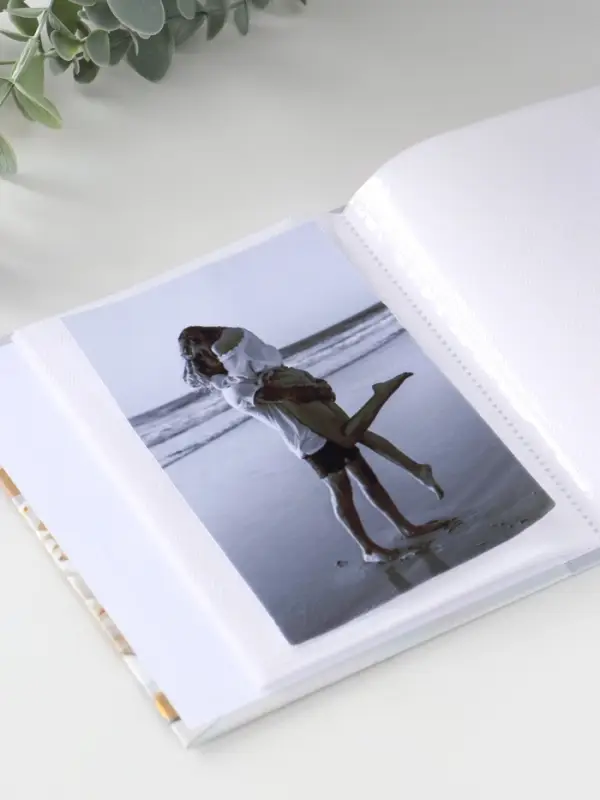 Фотоальбом на 40 фото 10х15 см Фотоальбом на 40 фото 10х15 см "Подарки и ёлочные шары" в коробке тисн.золото 4,7х14х17 см 1087376