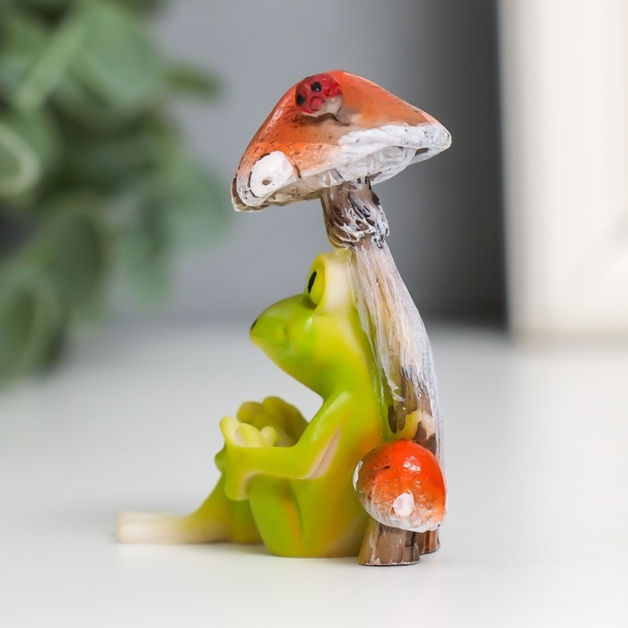 Сувенир полистоун Сувенир полистоун "Лягушонок под грибочком - отдых" 6х3х5,4 см
