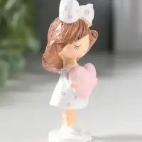 Сувенир полистоун "Девочка с большим бантом в волосах, держит сердце" 4,7х3х9 см