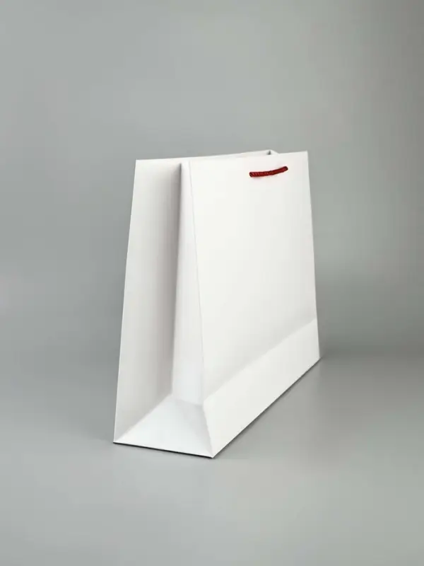 Пакет подарочный &laquo;Новогодний&raquo;, тиснение, с ёлочной игрушкой и бахромой, 40&times;31&times;11 см