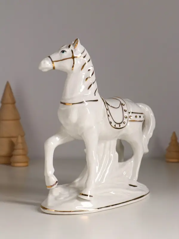 Сувенир керамика "Конь с седлом и сбруей" белый с золотом 15,5х8х17,5 см