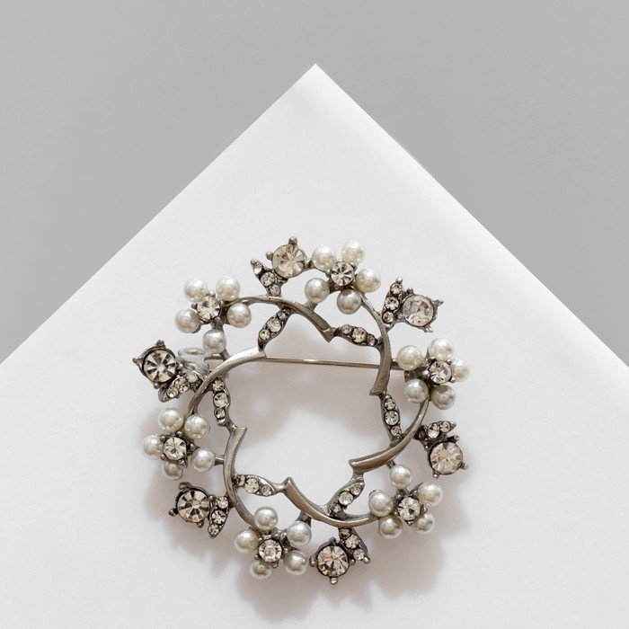 Брошь «Цветы» в венке, цвет белый в матовом серебре Брошь «Цветы» в венке, цвет белый в матовом серебре