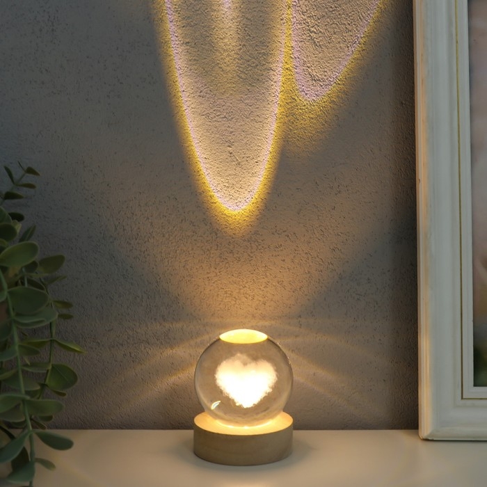 Сувенир стекло подсветка  Сувенир стекло подсветка "Облачное сердечко" d=6 см подставка дерево, USB 6,5х6,5х7,5 см