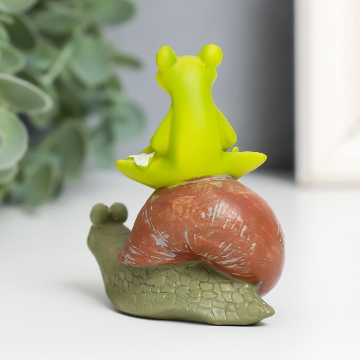Сувенир полистоун Сувенир полистоун "Лягушонок на улитке" 7,5х3,8х7 см