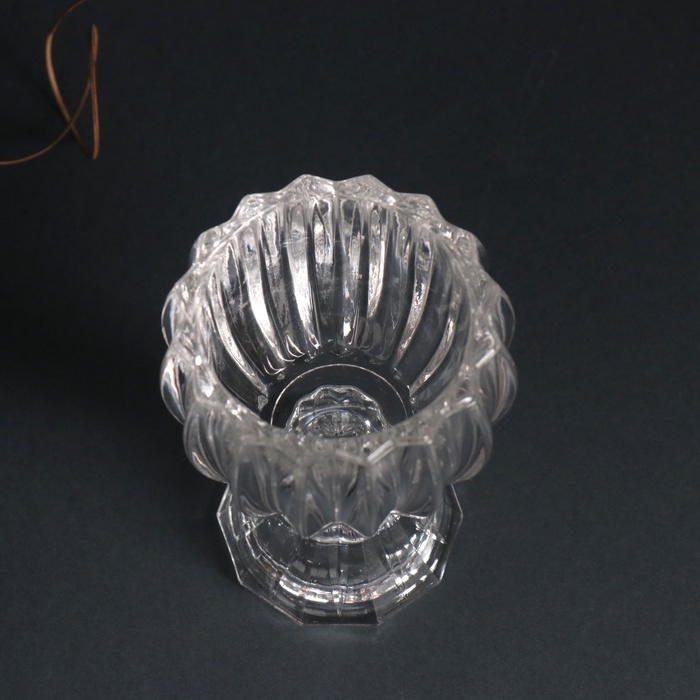 Подсвечник стекло на 1 свечу d=3 см Подсвечник стекло на 1 свечу d=3 см "Перо птицы" прозрачный 8х8х11 см