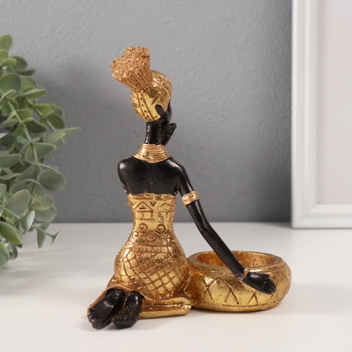 Сувенир полистоун подсвечник  Сувенир полистоун подсвечник "Африканка Рудо в золотом платье у чаши" d=4 см 10х12х15 см
