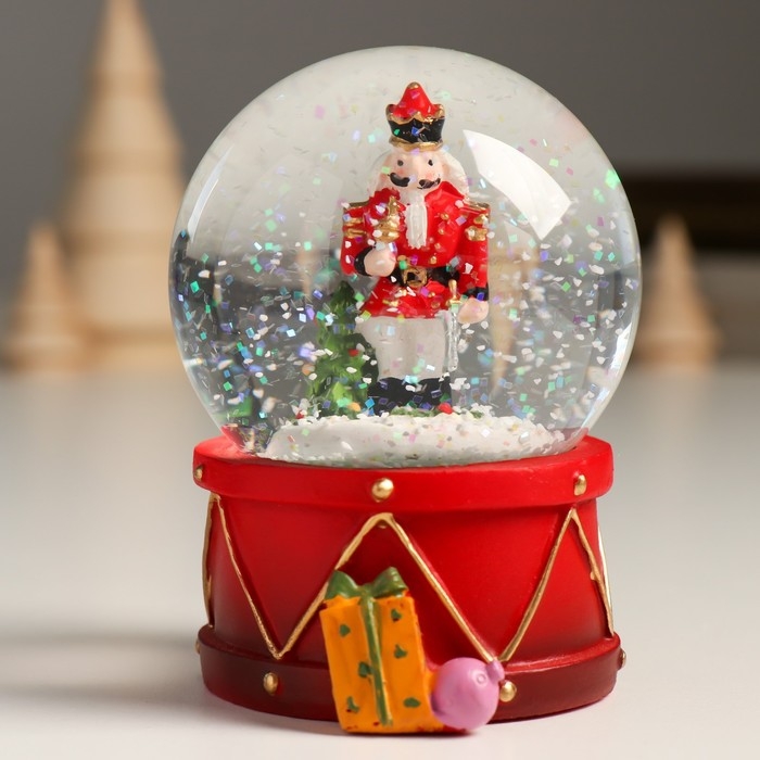 Сувенир полистоун водяной шар Сувенир полистоун водяной шар "Щелкунчик у ёлки" 7х8х9 см
