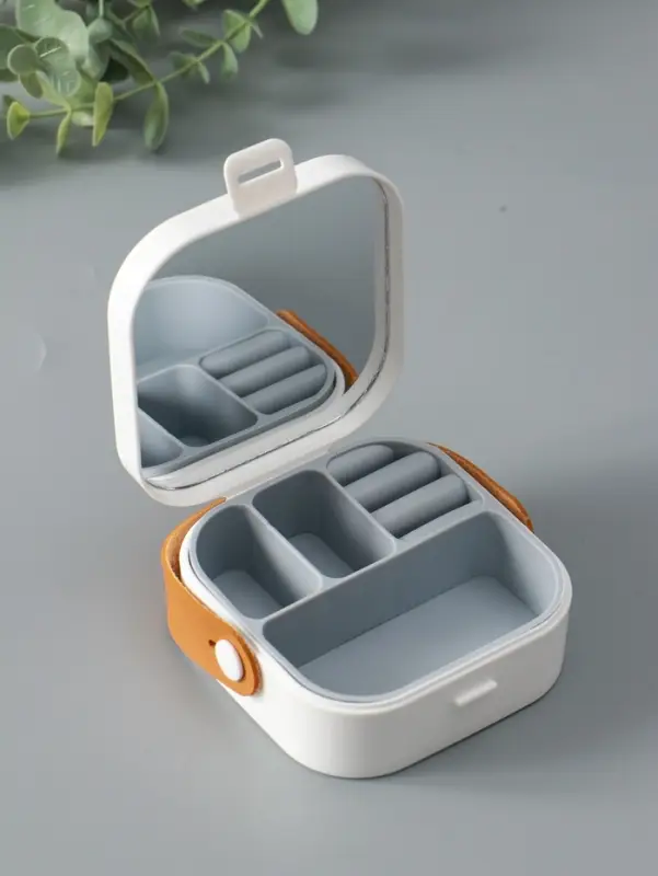 Шкатулка пластик для украшений с зеркалом, с ручкой 3 ячейки, 3 полосы, белый 9х9х3,8 см