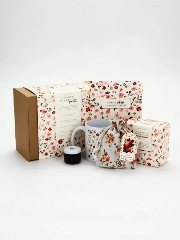 Гифтбокс с чаем, конфетами и еждневником "Цветочный паттерн"