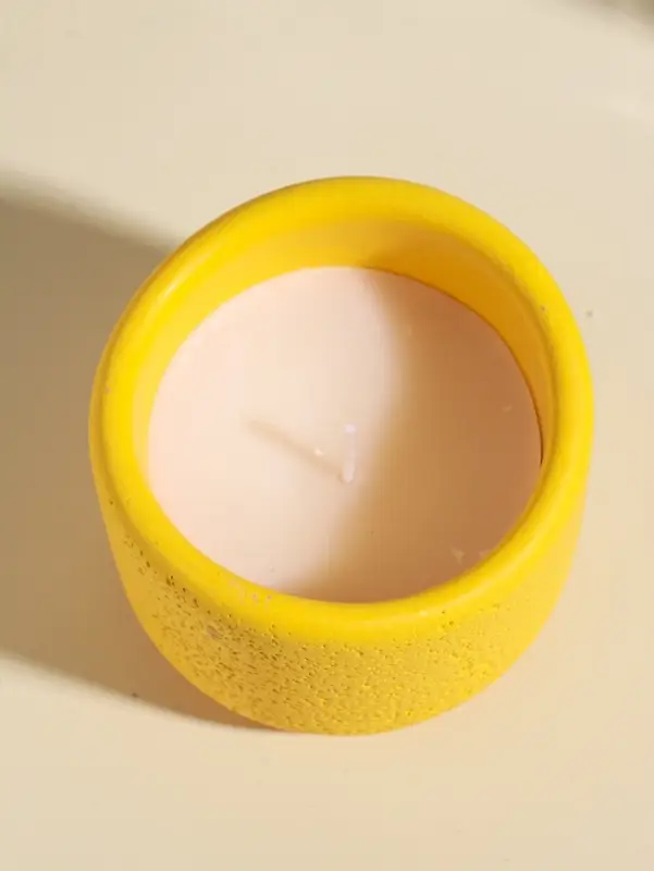 Свеча в подсвечнике вулканическом &laquo;Изгиб&raquo;, жёлтая, 8.3&times;8.5&times;7 см