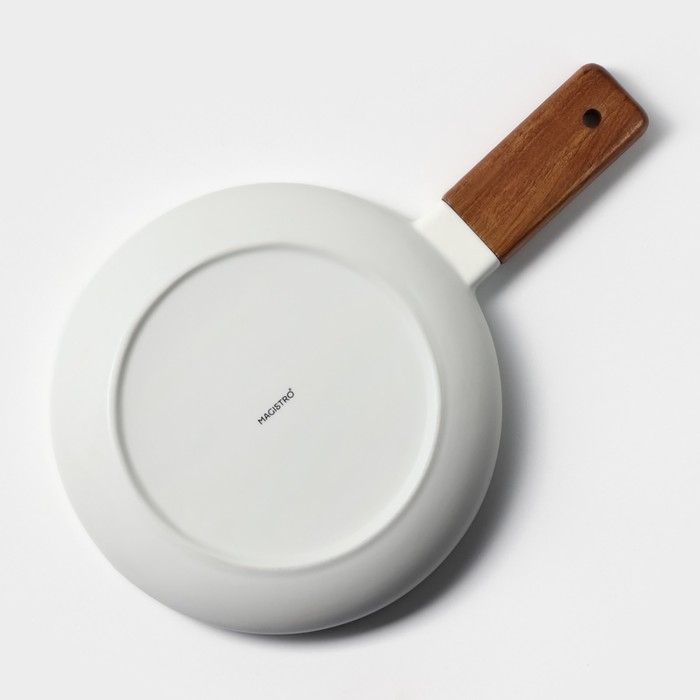 Блюдо фарфоровое для подачи с деревянной ручкой Magistro, d=20 см, цвет белый Блюдо фарфоровое для подачи с деревянной ручкой Magistro, d=20 см, цвет белый