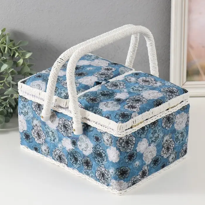 Шкатулка для рукоделия и шитья &laquo;Чёрно-белые цветы на голубом&raquo;, хранение ниток, иголок, мелочи, 19&times;26&times;14.5 см