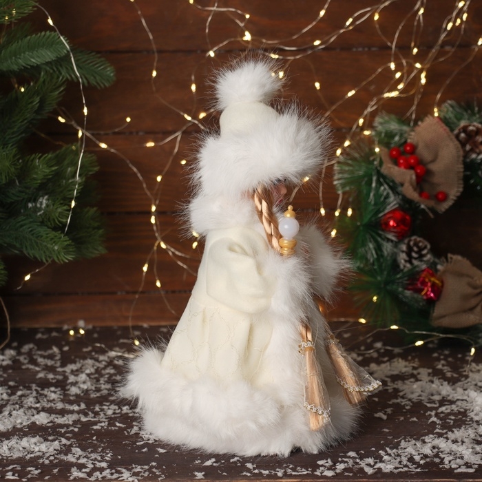 Снегурочка  Снегурочка "В пушистой шубке, с фонариком" двигается, с подсветкой,  30х18 см, молочный