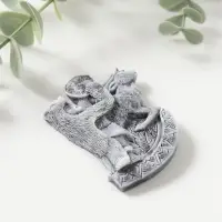 Магнит "Шаман в шкуре медведя с бубном и олень" (барельеф) 7,5см