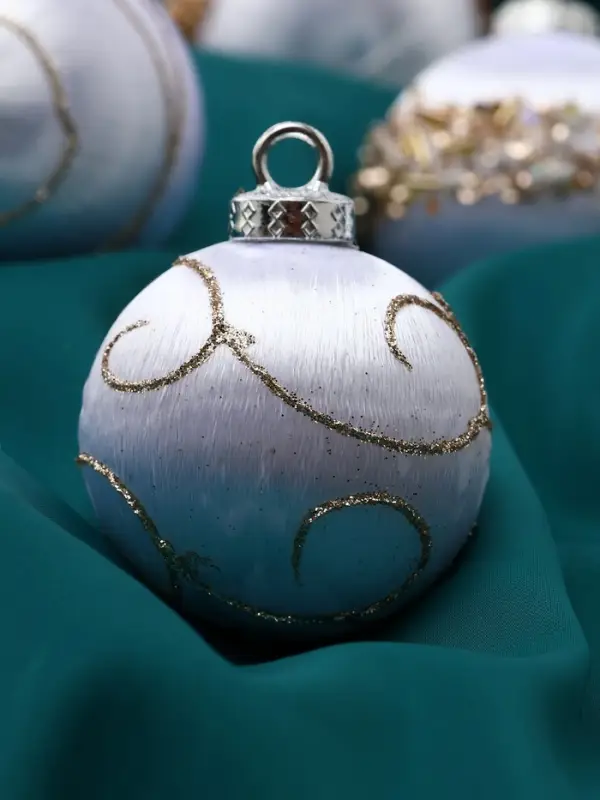 Набор шаров пластик d-6 см, 12 шт Набор шаров пластик d-6 см, 12 шт "Капризы зимы" белый посыпка золото