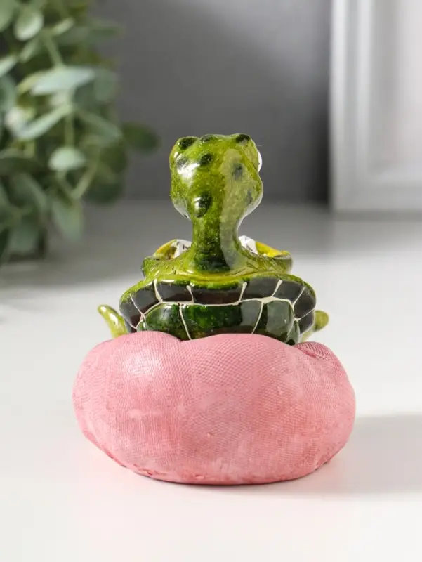 Сувенир полистоун лак "Черепашонок в кресле-мешке, читает книгу" 5,5х8,2х9,5 см