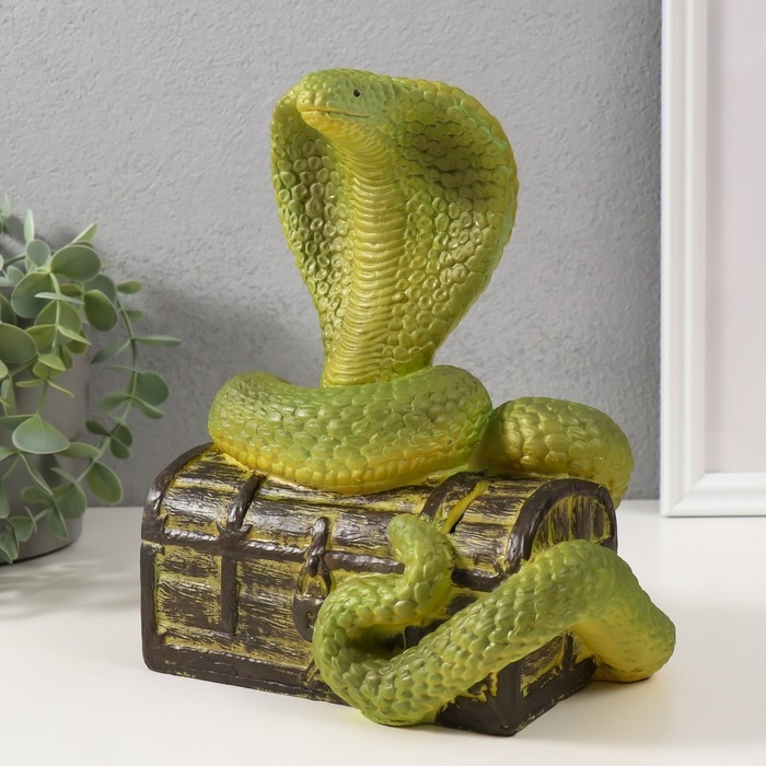 Копилка  Копилка "КОБРА НА СУНДУКЕ "  20 х17 х 12 см.